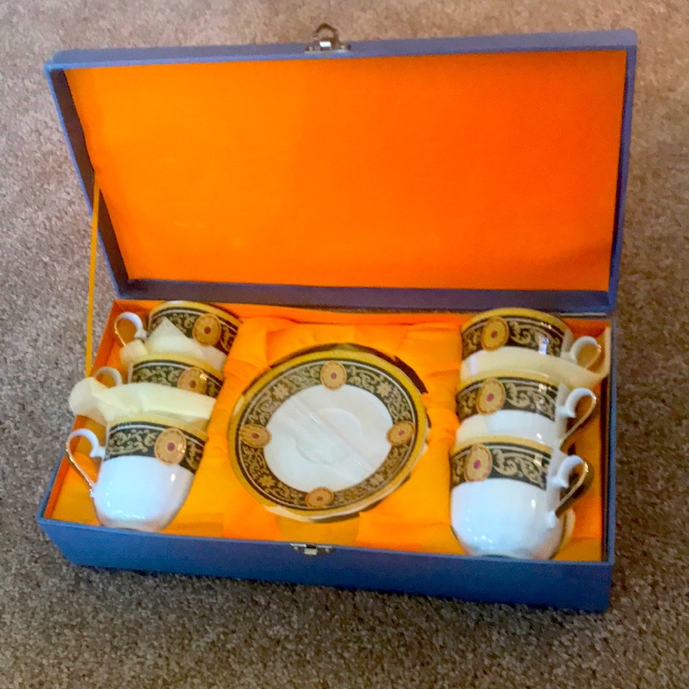 Vintage 12 piece tea cup and saucer set